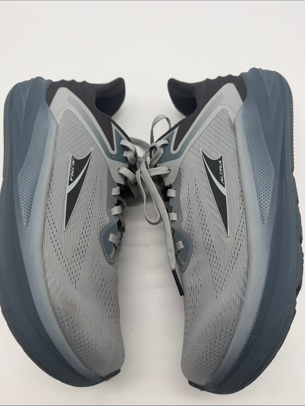ALTRA men's torin 8 shoe in gray